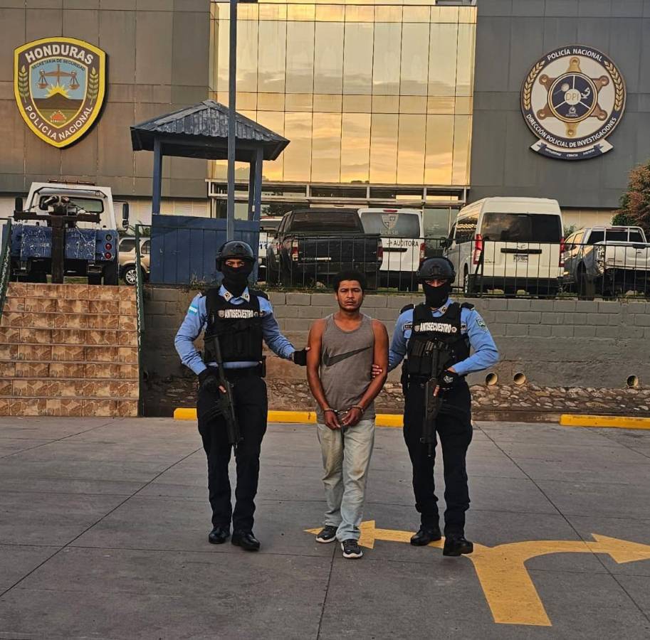 Policía traslada a Junior Manuel Mejía Hernández a los juzgados.