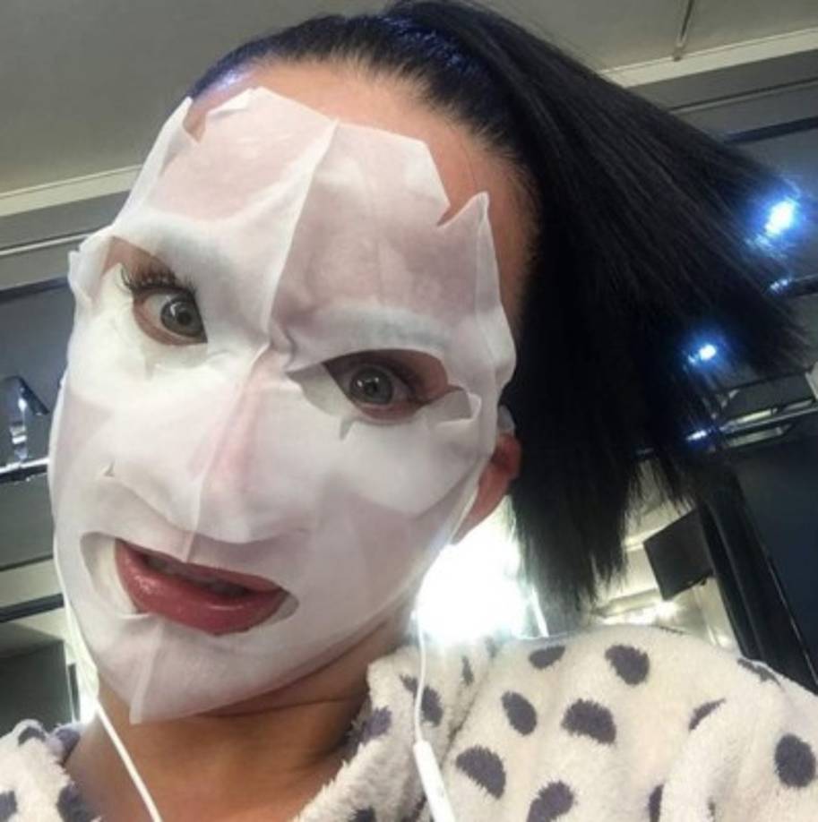 Katy Perry, quien tiene severos problemas de acné, acude a la placenta de oveja para difuminar las cicatrices que le han dejado algunos granos.