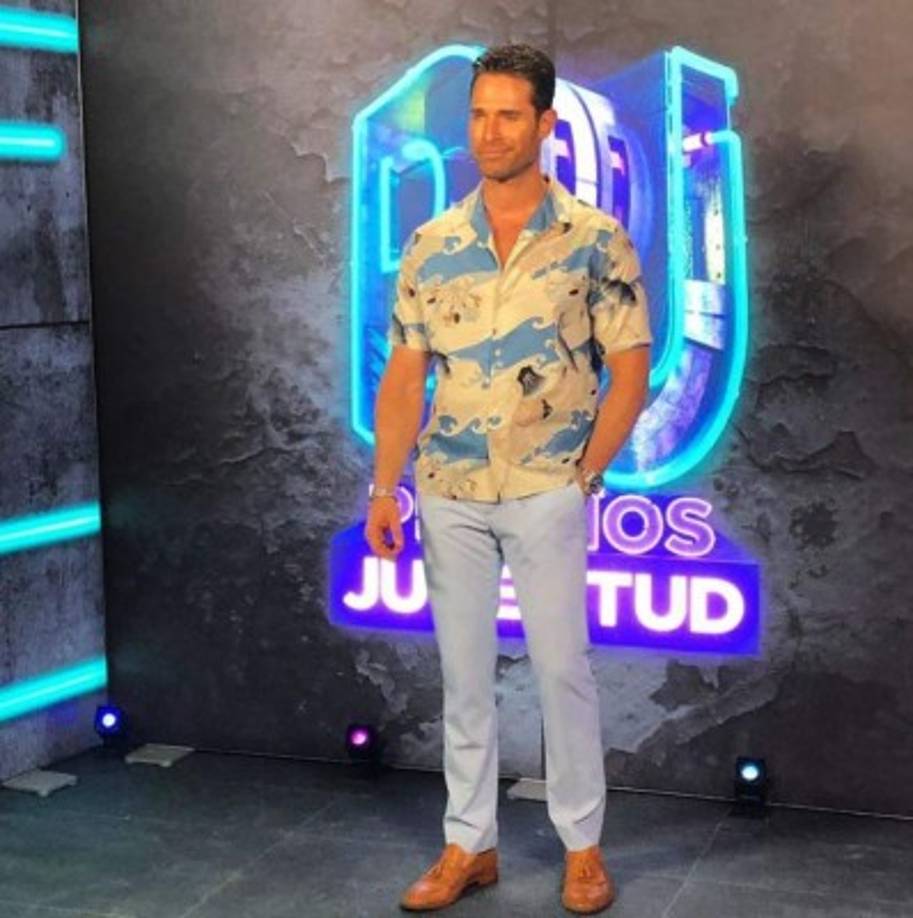 Sebastián Rulli llegó sin su amada Angelique Boyer, pero de buen humor.