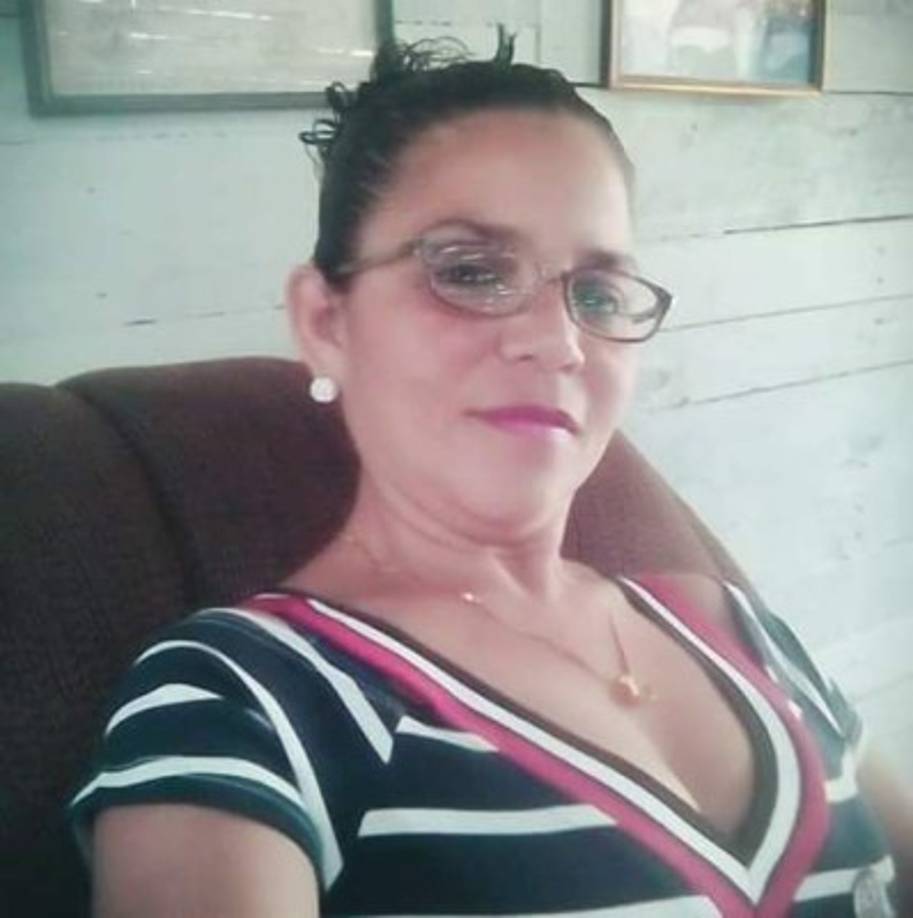 Aracely Rodriguez: Ella es mi bella madre Ara Rivera no hay palabras para poder describir cuan grande es mi amor asia ati tu que as luchado por todos tus hijos para poder vernos mujeres y hombre de bien tu q luchastes dia con dia para sacarnos adelante sin la ayuda de ningun hombre fuistes madre y padre para tus hijos...sos una mujer virtuosa y muy admirable para nosotros tu q as dado todo por tus hijos en este dia te quiero decir q pases un bellisimo dia de las madres q mi Padre Celestial te de muchos mas años para poder celebrar con todos tus hijos y tus nietos q te aman mucho....Te Amo Madre Mia y gracias por estar con nosotros en las buenas y en las malas.