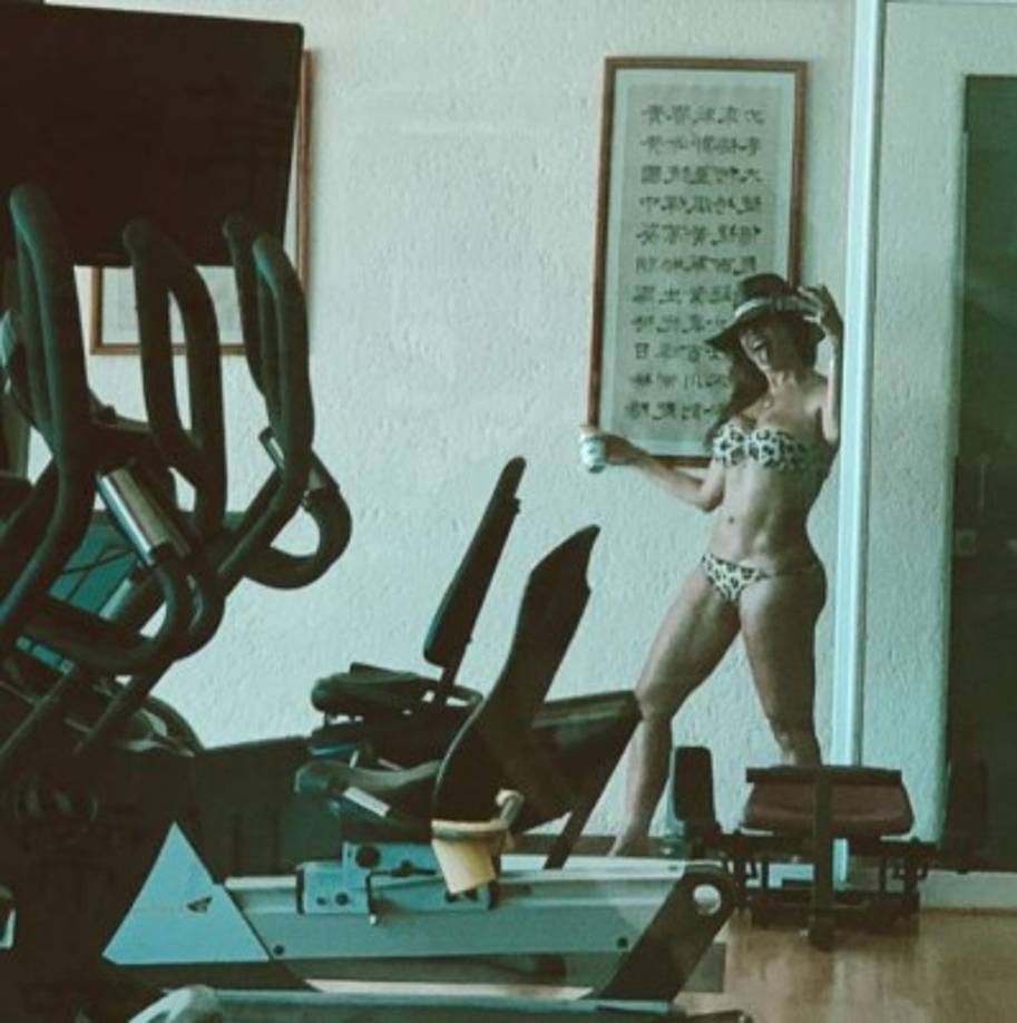 '¿Playa o Gym?, Cerveza en mano? NELLLLLLL PA’ LA PLAYAAAA' escribió junto a la imagen en la que luce su escultural figura, mientras sostiene una cerveza en la mano, alborotando a todos sus seguidores.