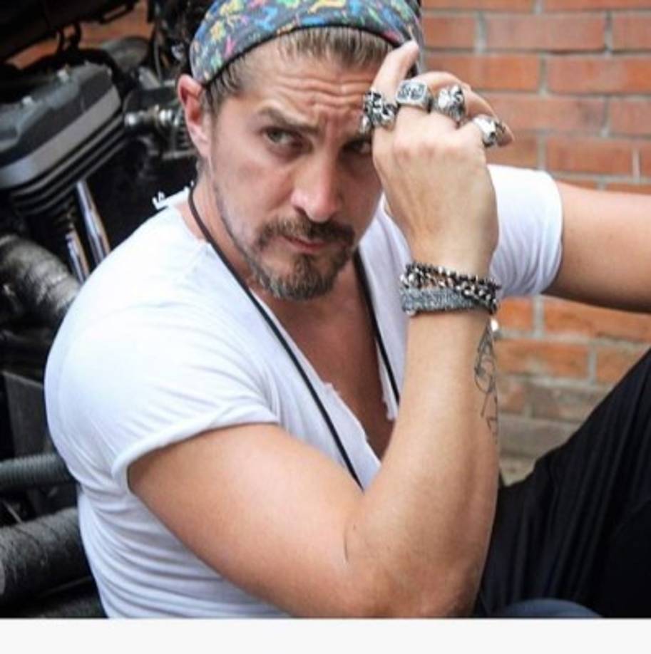 Fabiola decidió irse de la fiesta y tomar un taxi, pero el actor se fue detrás suyo y se metió en el mismo taxi que ella. Luego, Campomanes abordó otro taxi y él la siguió hasta que entró a la casa junto a ella.