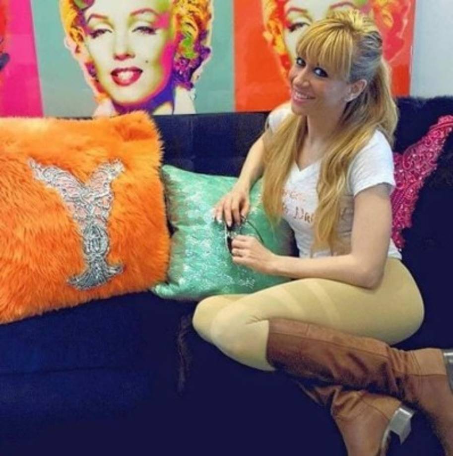 Al cumplir los 18 años consideró que ya estaba preparada para empezar su carrera de cantante. Con su primer álbum en 1999 titulado Candela se situó en el primer lugar de popularidad en Puerto Rico, Estados Unidos y América Latina, proyectando vigorosamente su imagen y su música hasta España e Italia.<br/><br/>