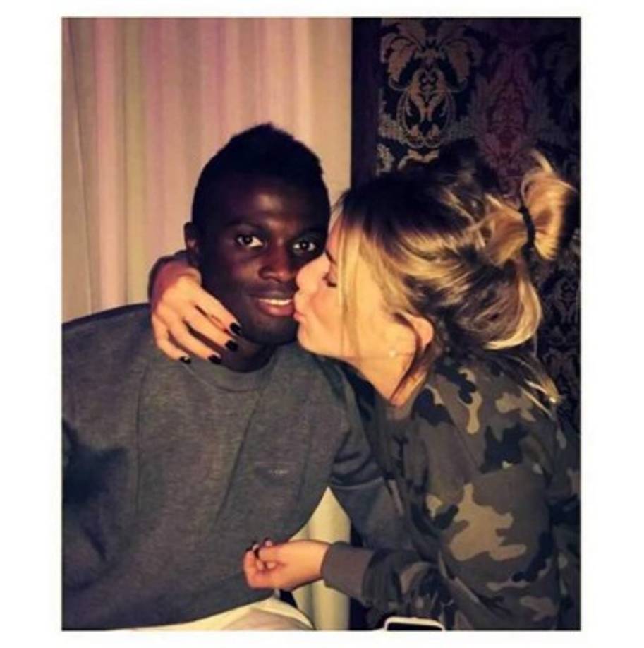 Emilie y Niang estarían en planes de boda. La bella mujer publicó en Instagram una foto de un anillo que le regaló el futbolista, acompañando la imagen con un '¡Sí!'.