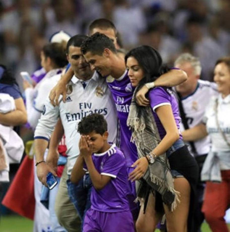 La bella española robó miradas en el campo del estadio de Cardiff.