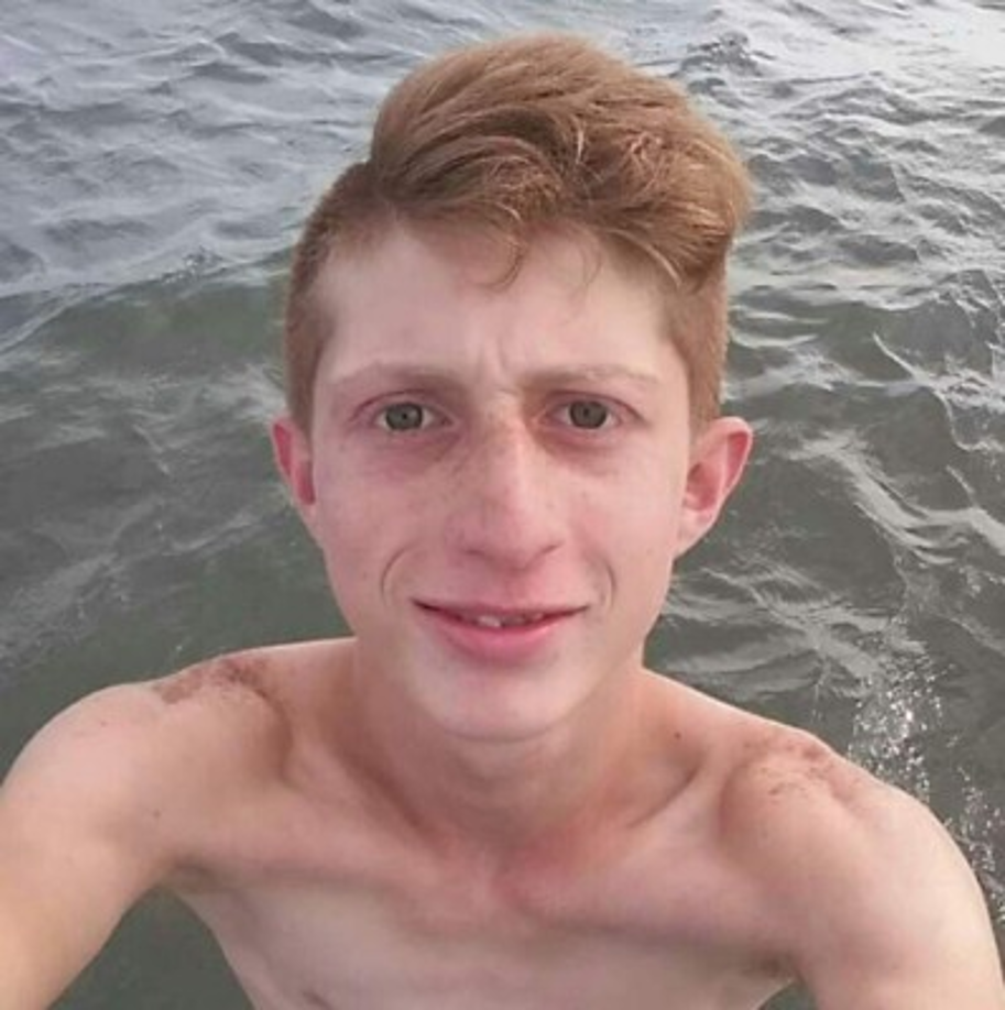 Por ahora lleva una vida más normal, lejos de los medios de comunicación.