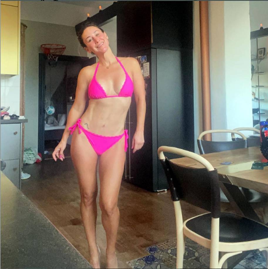 Tras eso, Katrin publicó la fotografía de Piqué encapuchado y acompañado de una joven rubia, y un pie de foto con un texto en el que la ‘influencer’ se mostró muy enfadada por la respuesta del futbolista hacia ella. “Escúchame perdedor @3gerardpique Seguramente muchas chicas en esta fiesta querían XXXX contigo, y yo te vi e inmediatamente pensé en mi hijo. Fui clara contigo, te pedí saludar a mi hijo. Me dijiste que no. ¿Tú quién eres? ¿Un tipo que regatea con la pelota?”.