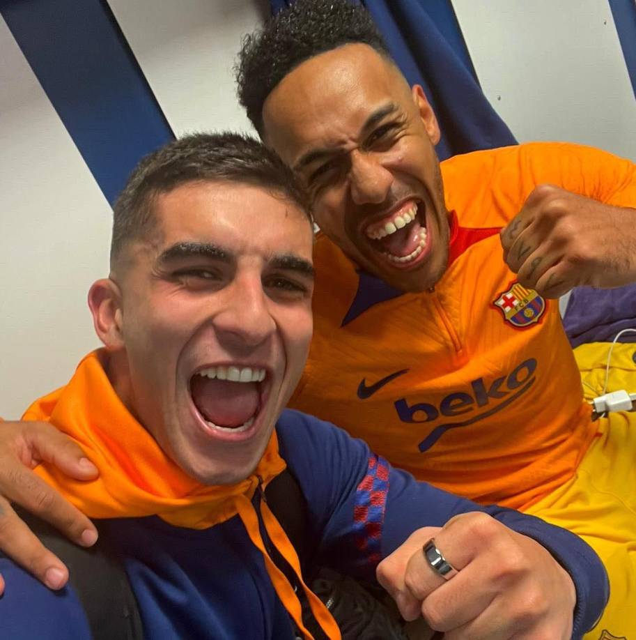 Ferrán Torres y Aubameyang celebrando tras el final del juego.