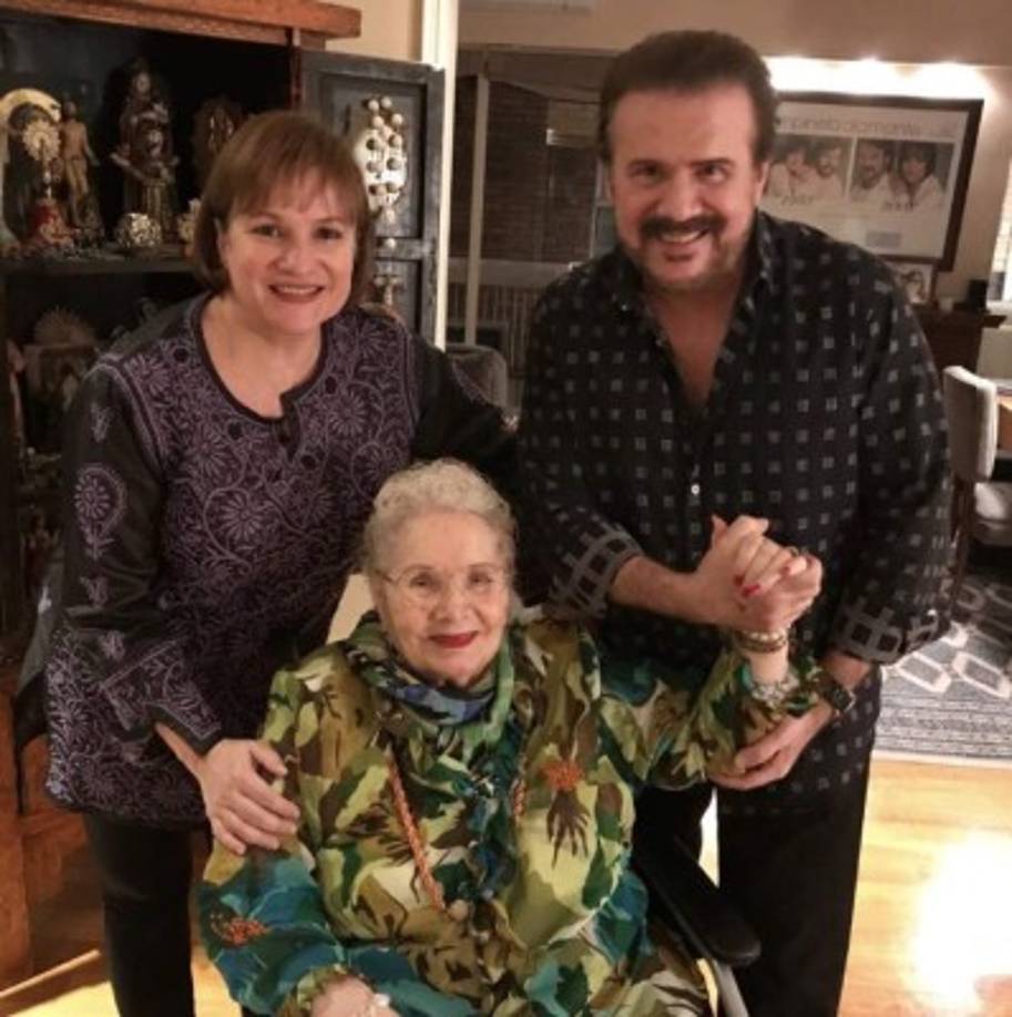 Con esta foto celebraron la dicha de tener con vida a su madre, 'Feliz día mamá, te amamos eternamente', escribieron en Instagram.