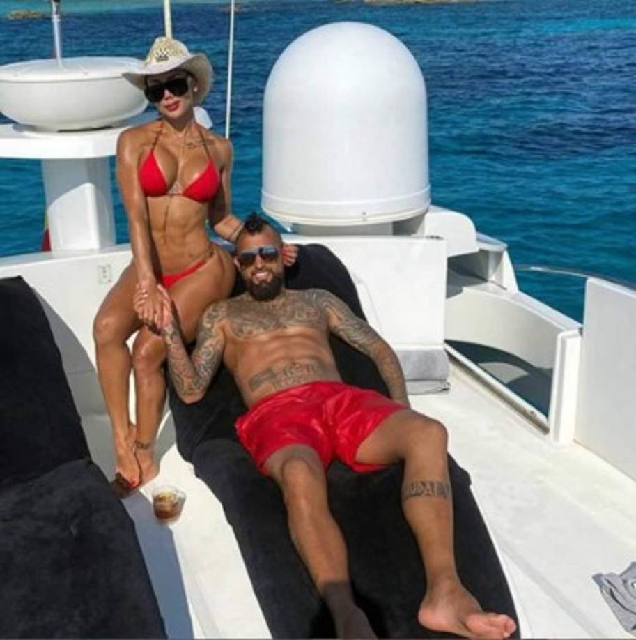 Arturo Vidal, mediocampista del Barcelona, comenzó a pasarla bien en el verano junto a su novia, la colombiana Sonia Isaza.