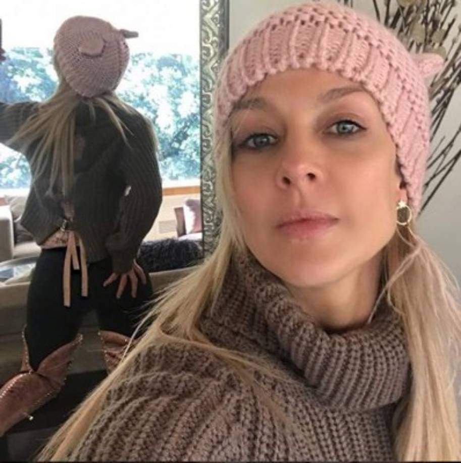 Con esta foto, la intérprete de “Azúcar amargo” cautivó a sus seguidores mostrando su retaguardia a través de un espejo.