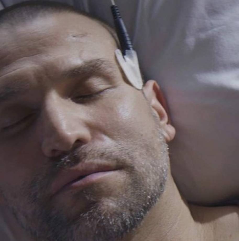 Pero la felicidad fue breve cuando el primer episodio de la nueva temporada muestra como el capo muere en la cama del hospital.<br/>