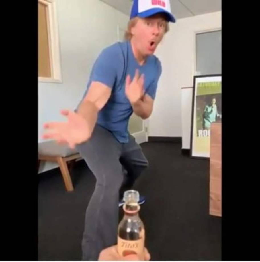 Esto detonó que muchos famosos y deportistas se unieran para jugar al Bottle Cap Challenge.