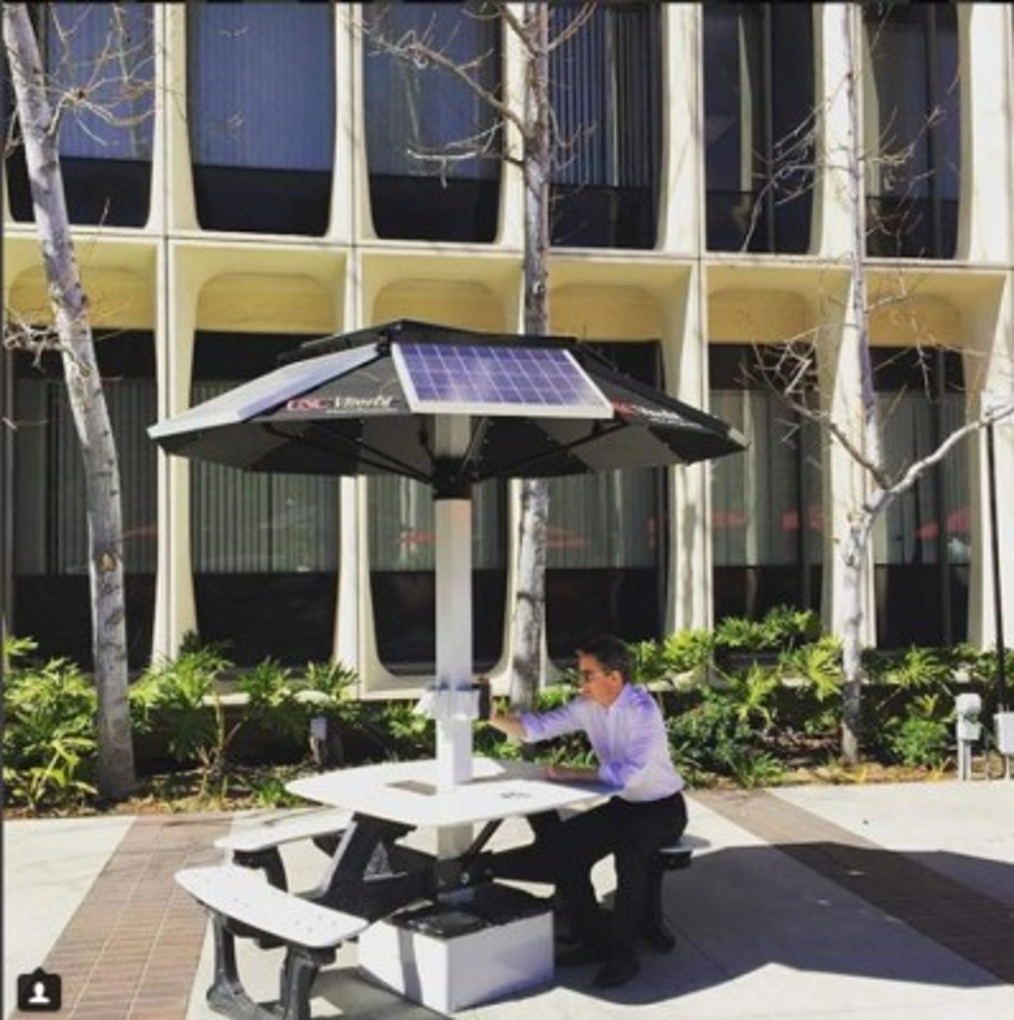 El periodista asimismo dice: ' En 2010, le bastó su teléfono para cerrar la operación con la que inyectó unos 650 millones de euros a Prisa, el grupo editor del diario El País, que entonces acumulaba una deuda multimillonaria'. <br/><br/>También expone que Berggruen es un visionario, un hombre a la vanguardia, ya que tres años después de su operación con Prisa, otros millonarios siguieron sus pasos: Jeff Bezos, fundador de Amazon compró The Washington Post y en 2015 el magnate mexicano Carlos Slim se convirtió en el principal accionista de The New York Times.