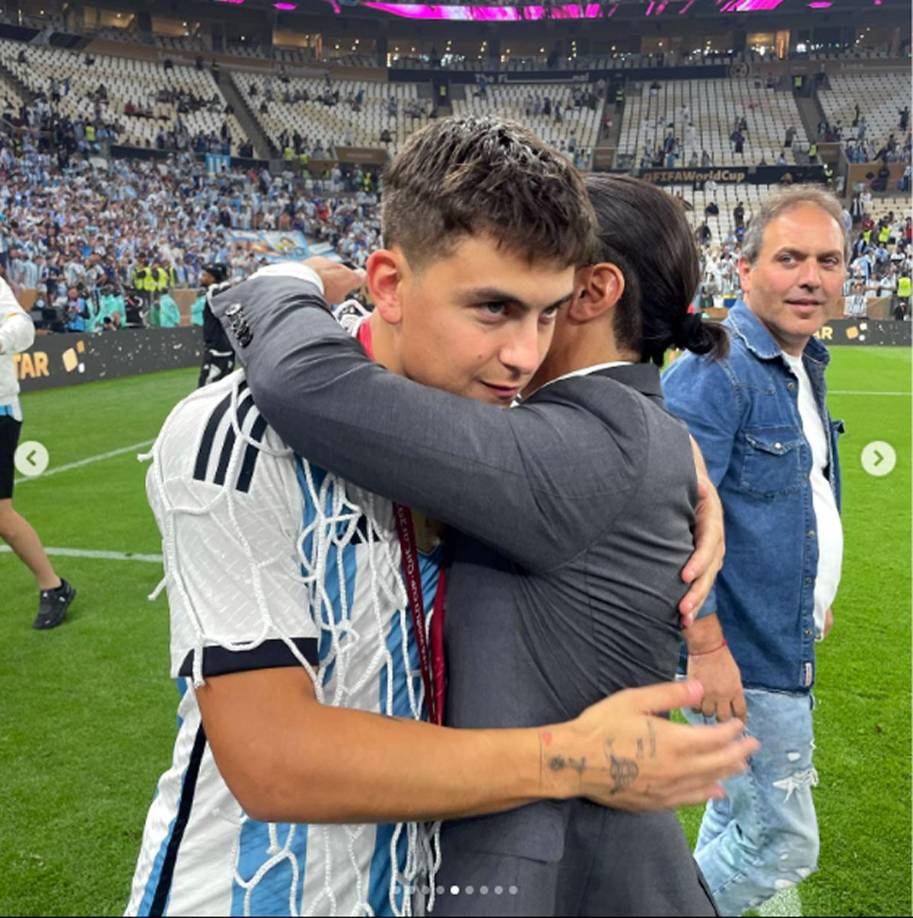 El abrazo de Salt Bae a Paulo Dybala en la celebración de Argentina en el campo del estadio Lusail.