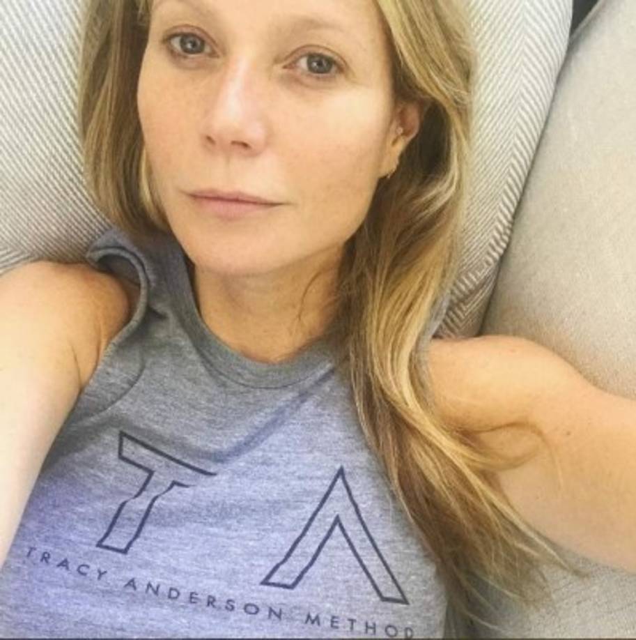 'Goop magazine está aquí. Millones de gracias a mis increíbles equipos, Goop y Conde Nast (grupo editorial). Ya en puestos de revista y en el link', escribió Paltrow, junto a la foto de la revista, en Instagram.