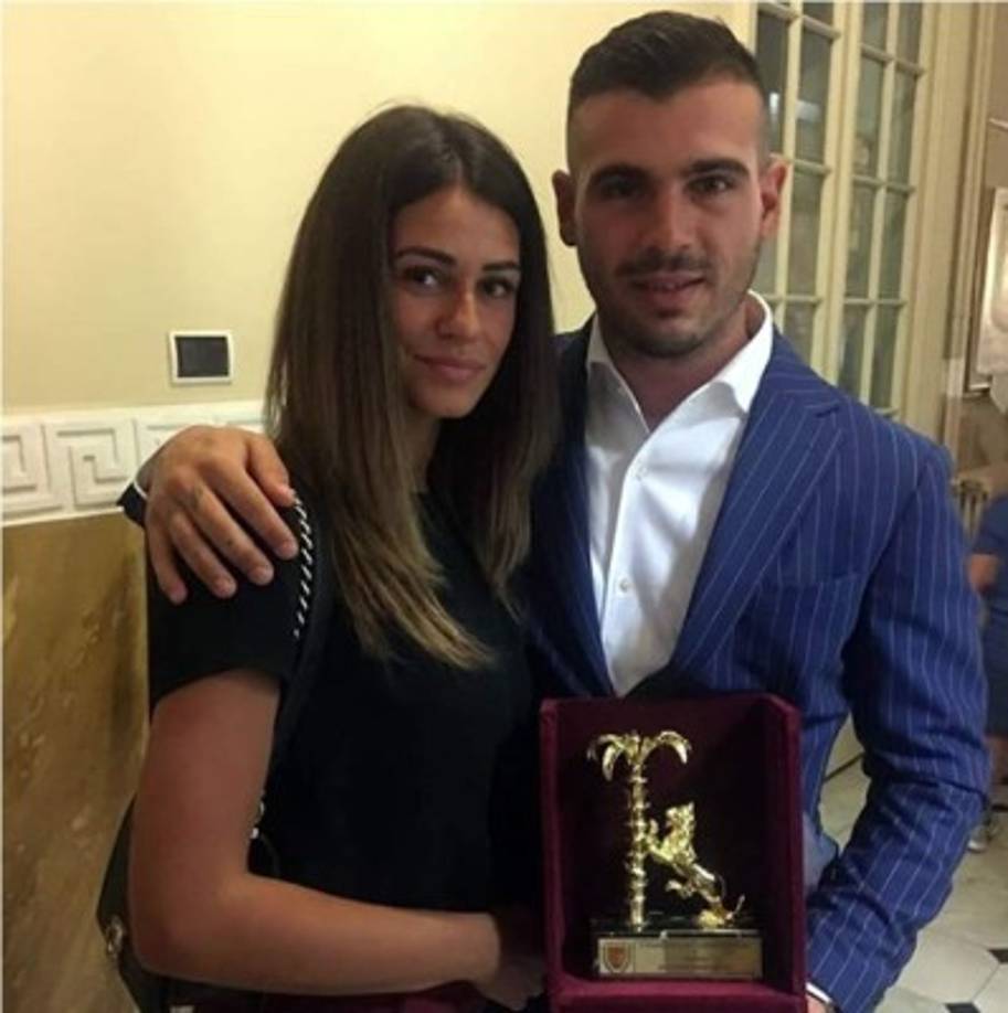 Federica Pignotti: novia del centrocampista italiano Stefano Sturaro. Los dos nacieron y se criaron en Sanremo, una ciudad genovesa. Fue allí donde el futbolista se enamoró de esta modelo, de 25 años.