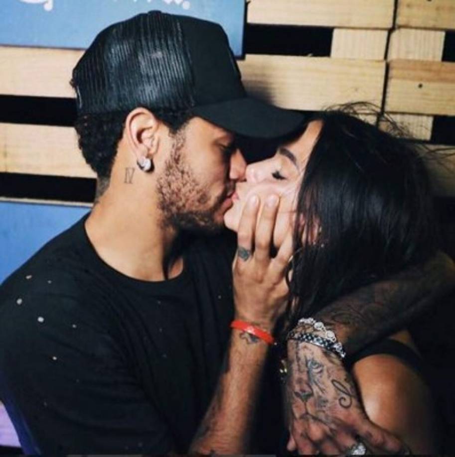 'Un nosotros que no se ata ni desata. Quiero poco y quiero más. Quiero un tú. Quiero un yo. Quiero los domingos por la mañana. Quiero una cama desordenada, una sábana, un café y una almohada. Quiero tu beso. Quiero tu olor. Quiero esa mirada que no cansa. - Caio Fernando Abreu (Utilizo sus palabras (del escritor) Caio porque creo que las mías no son suficientes para describir todo lo que siento por ti). te amo”, escribió Bruna.