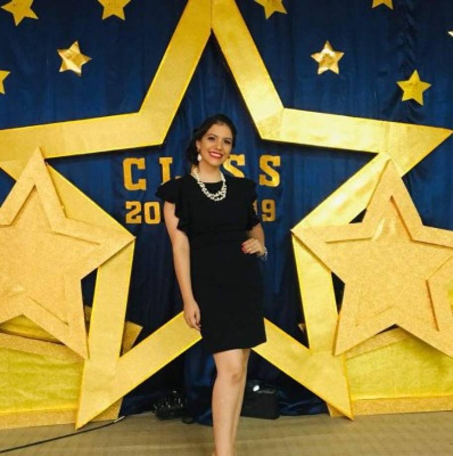 En el 2017 se graduó del Instituto María Regina de La Ceiba.