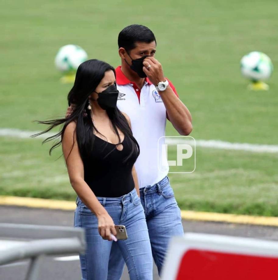 El expotero del Olimpia, Noel Valladares, apareció acompañado por el estadio Nacional Chelato Uclés para ver el partido ante Honduras Progreso.