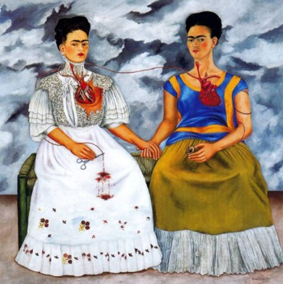 8. 'Las dos Fridas' (1939): Poco después de su divorcio de Diego Rivera, Frida completó este autorretrato de dos diferentes personalidades. En su diario, Frida escribe que el origen de este cuadro está en sus recuerdos de un amigo imaginario de la niñez. Más tarde, ella admitió que refleja las emociones que rodearon a su separación y crisis marital. <br/><br/>A la derecha, la parte de su persona que era respetada y amada por Diego es la Frida mexicana vestida de tehuana. En su mano sostiene un amuleto con el retrato de Diego cuando era un niño. A la izquierda, una Frida bastante más europea con un vestido victoriano de boda de encaje blanco, la Frida que Diego abandonó. Los corazones de las dos mujeres están a la vista, un símbolo que Frida usaba a menudo para expresar su dolor. El corazón de la Frida desdeñada está roto, mientras que el de la otra Frida está entero. Del amuleto que Frida sostiene sale una vena que viaja a través del corazón de las dos mujeres y es finalmente cortado por las tijeras quirúrgicas que están en el regazo de la Frida desdeñada. Desesperada, Frida trata de parar el flujo de sangre que viene de Diego, pero sigue goteando…Frida esta en peligro de desangrarse. El cielo tormentoso, lleno de nubes agitadas podría reflejar el caos interno de Frida. Sujetando su propia mano, ella es su única compañera.