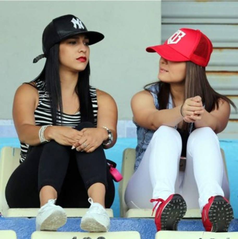 Tita Torres (derecha), la esposa de Carlo Costly, estuvo en las gradas del estadio Nacional con una amiga viendo el partido de Olimpia ante Real Sociedad. Su marido no jugó por lesión.