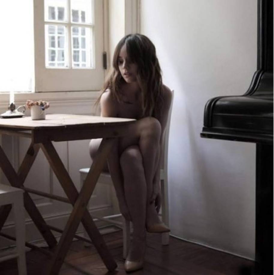 Ella estuvo casada durante 5 años con el actor Diego Luna, con quien tiene dos hijos: Jerónimo, de 8 años, y Fiona, de 6.