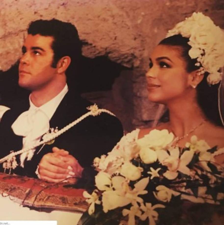 La pareja se casó dos años después en una ceremonia televisada de gran concurrencia. Fue la primera boda de un par de personalidades que se transmitió en vivo por televisión.