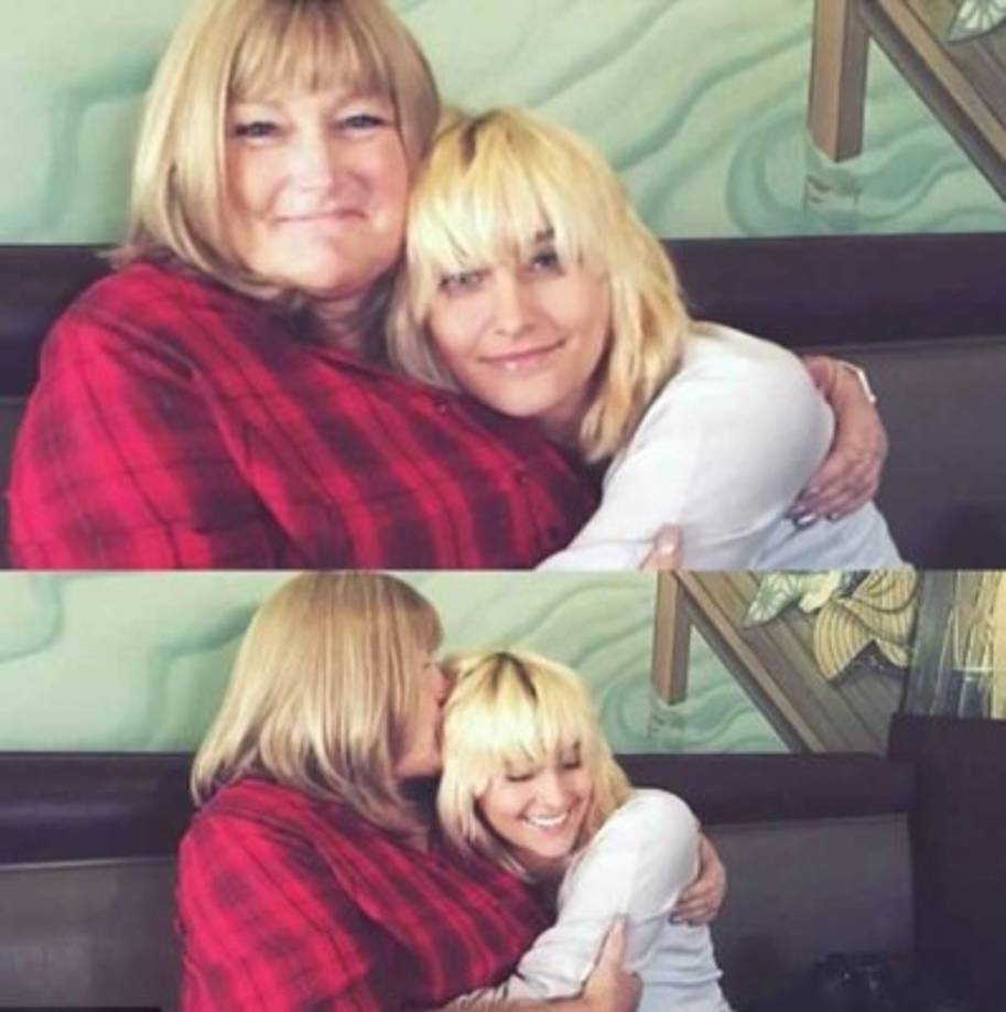 Paris Jackson<br/>Mamá: Deborah Rowe, 59 años<br/><br/>La relación de Paris y Debbie ha sido de subidas y bajadas a lo largo de los años, pero en 2017 ambas anunciaron su conexión, cuando la madre de los hijos de Michael Jackson fue diagnosticada con cáncer de mama, reportó E! News.<br/><br/>'Mi mamá es una chica ruda, patea traseros y toma sus nombres. Ella es malditamente fabulosa', ha escrito la joven en Instagram. 'Soy una luchadora porque ella lo es. Te amo mamá'.