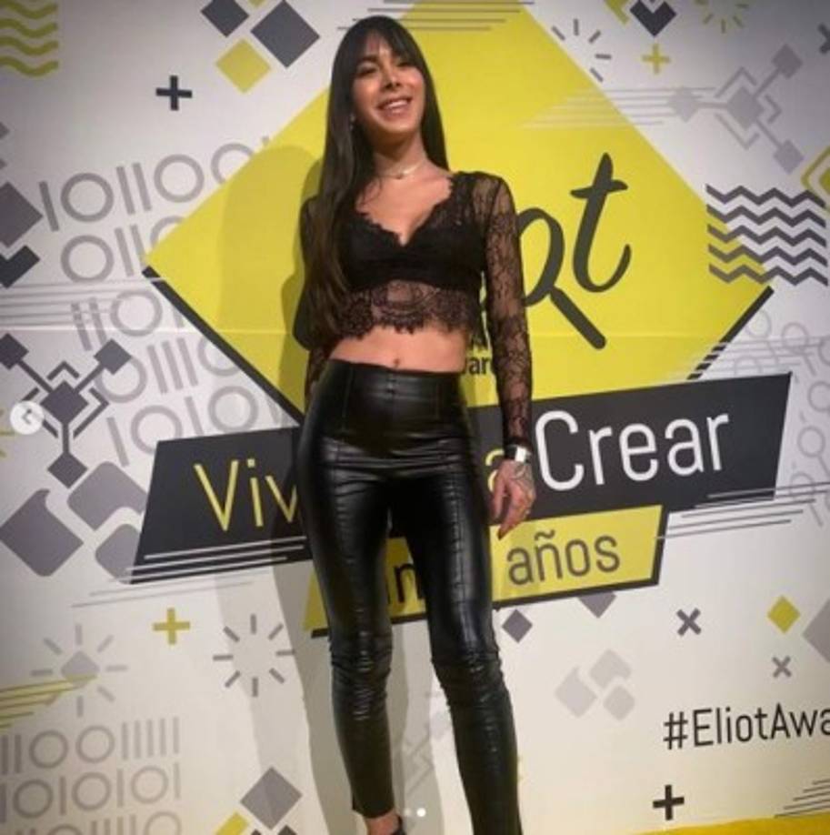 Ella ama la moda y disfruta asistir a los eventos que tengan que ver con esta temática. <br/><br/>