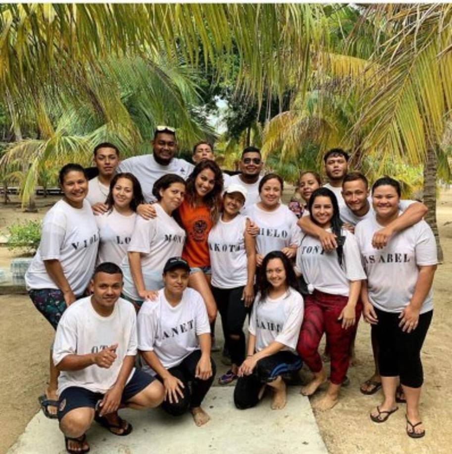 Lara aprovechó para agradecer a los hondureños que colaboran en el programa 'Supervivientes'. <br/><br/>'Con nuestros verdaderos Supervivientes ya en Cayo Menor, permitidme que agradezca y aplauda la ayuda de nuestros supervivientes Hondureños durante estos días de ensayo. GRACIAS chicos! Por quinto año, un auténtico gustazo', comentó en su Instagram.