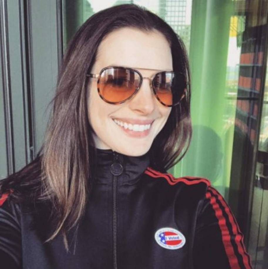 'Hoy es día de elección' #ElectionDay! ¿Has hecho oír tu voz todavía?, preguntó la actriz Anne Hathaway quien ha mostrado su apoyo a Hillary Clinton.