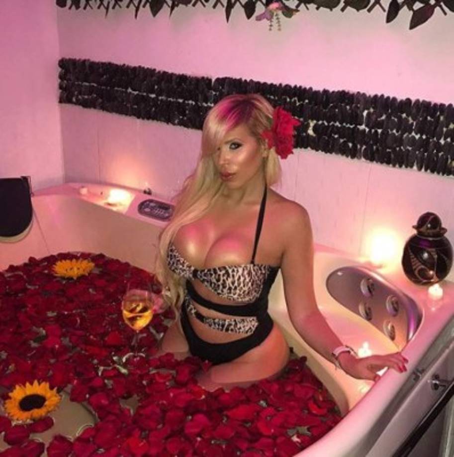 Y es que la chica pasa subiendo sexys imágenes en internet.