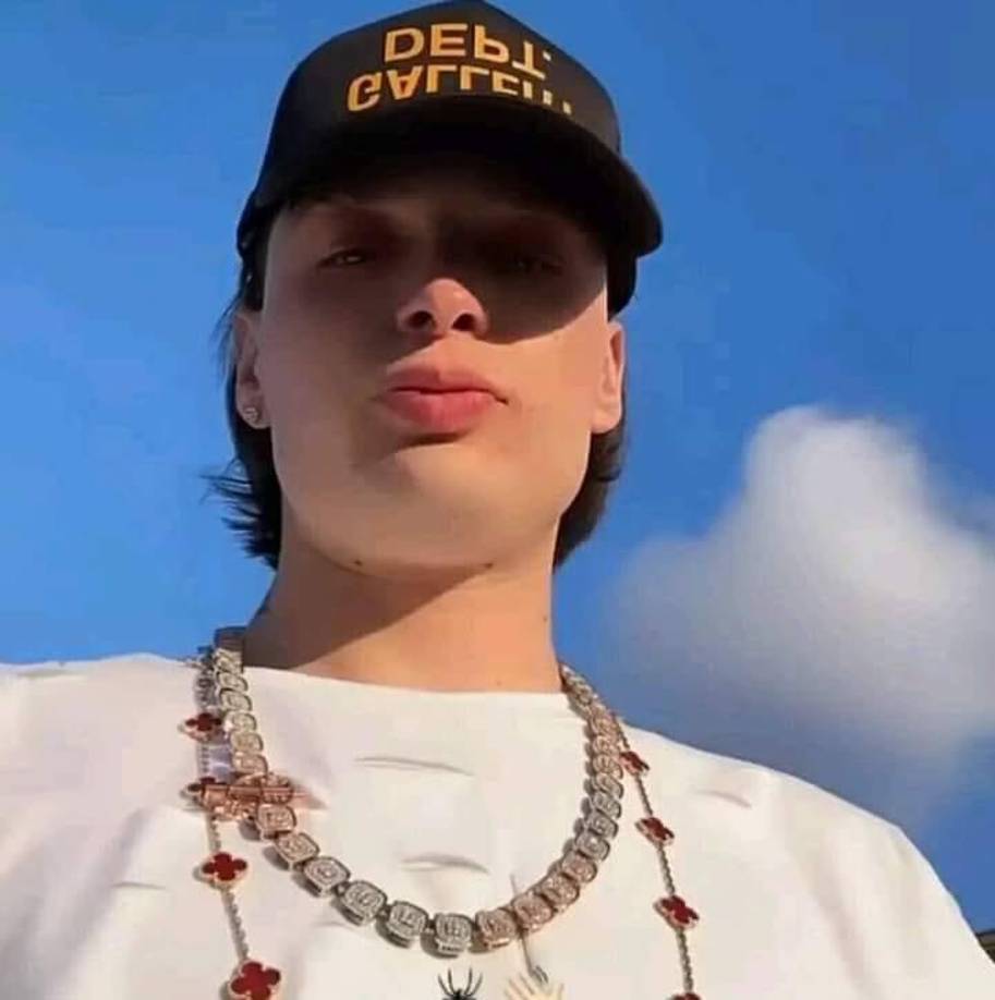 Fue en 2020 cuando publicó su primer álbum, ‘Ah y qué?’, al que siguió en 2021 ‘Efectos secundarios’, tras los que obtendría primero el reconocimiento en su propio país y, a partir de 2023, también el internacional con sus últimos discos, ‘Génesis’ (2023) y el más reciente ‘Éxodo’ (2024).