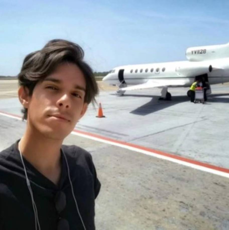 Varias fotos ya habían sido descargadas por medios locales, que se encargaron de difundirlas y mostrar que el hijo del actual ministro, quien era hasta el sábado el ministro de Turismo en Cuba, viaja en jet privado.