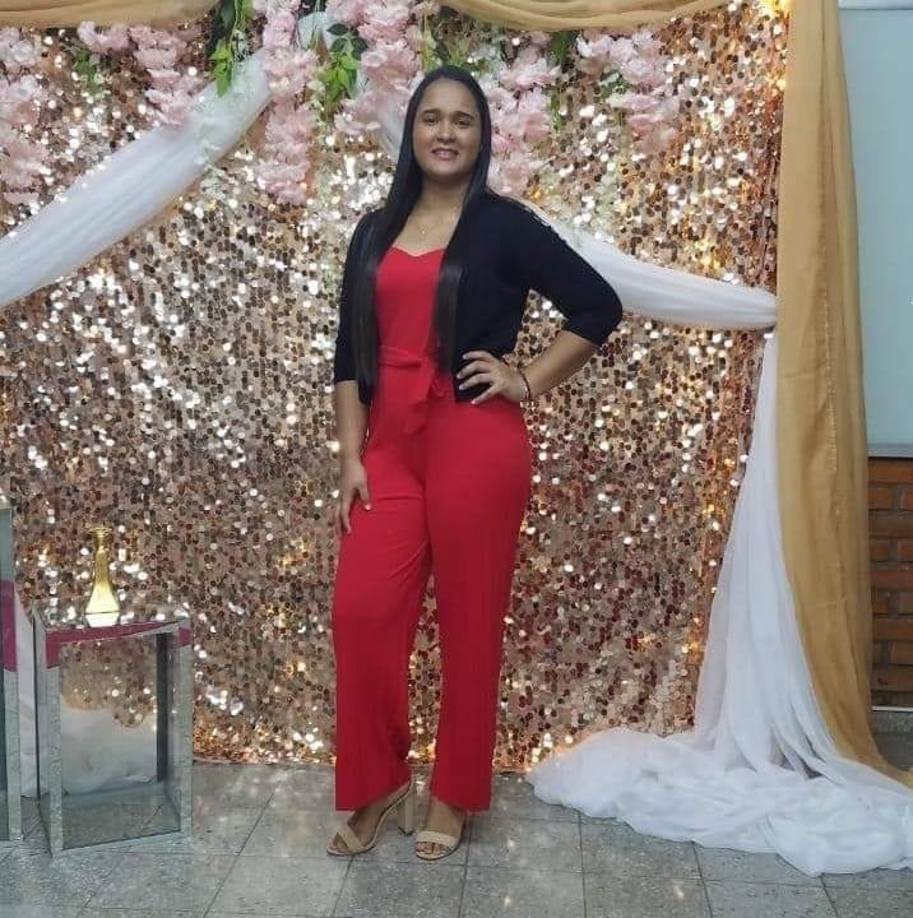 Con hermetismo, familiares dijeron que Ginel era estudiante universitaria en un centro académico local. 