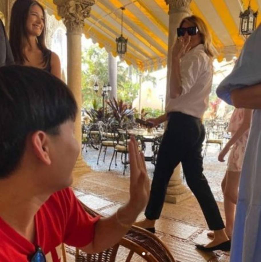 La ex modelo de 50 años de edad luce mucho más relajada y ha cambiado sus acostumbrados tacones por zapatillas y un look más fresco acorde con las cálidas temperaturas de Florida, nueva base de los Trump.