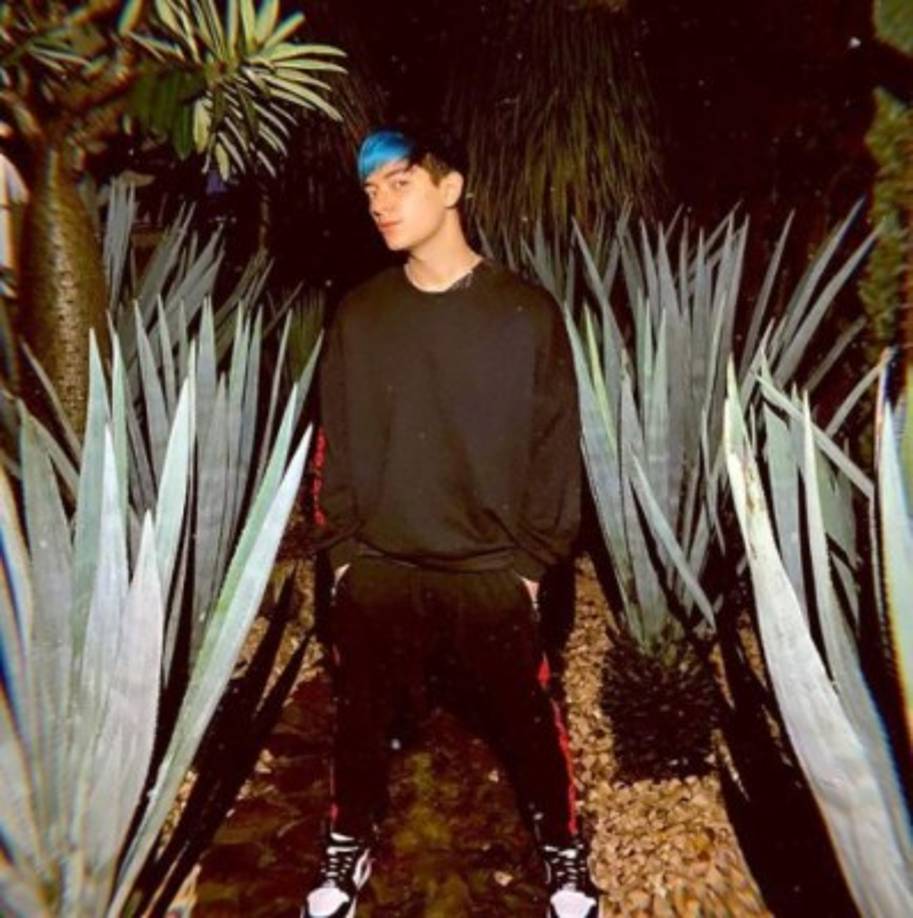 Beng Zeng es mexicano. Nació en Pachuca, en el estado de Hidalgo el 18 de junio de 1995. Su padre nació en China y su mamá es mexicana.