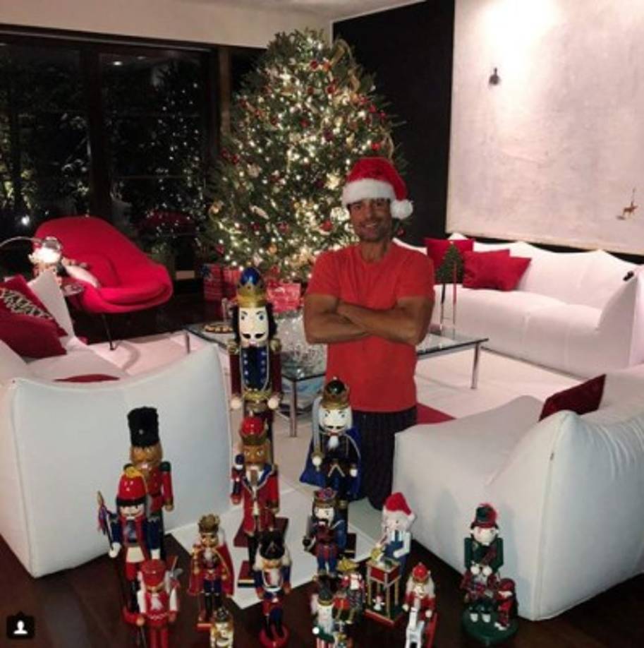'Les deseo a todos una muy feliz Navidad. En noche buena no olvidemos lo que es verdaderamente importante...familia, amor y ser felices. Los quiero', expresó Chayanne.