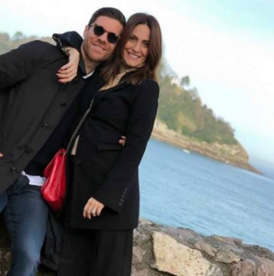 Xabi Alonso junto a su esposa Nagore Aranburu.