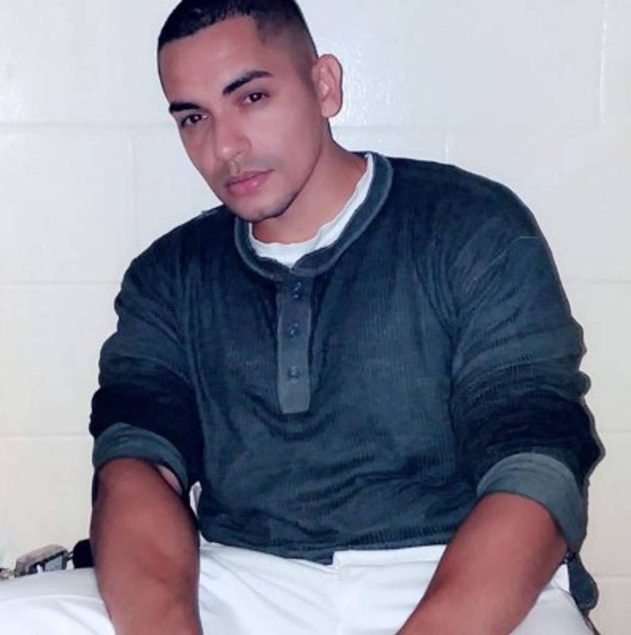 JEM-K ha comentado en sus videos subidos a la plataforma de Youtube que aunque él este preso, hay más presos allá afuera (de la prisión). 'Presos a la tecnología, presos a las drogas, yo quise dar un paso alto en mi vida, robé y ahora estoy pagando caro eso, no debes perder tu tiempo en una vida fácil, porque saldrá caro', aseguró el hondureño.