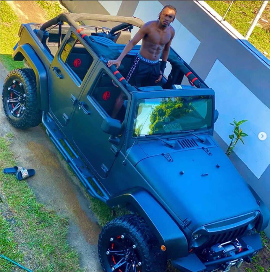 Alberth Elis aprovecha las vacaciones para disfrutar de su enorme mansión en Tela.