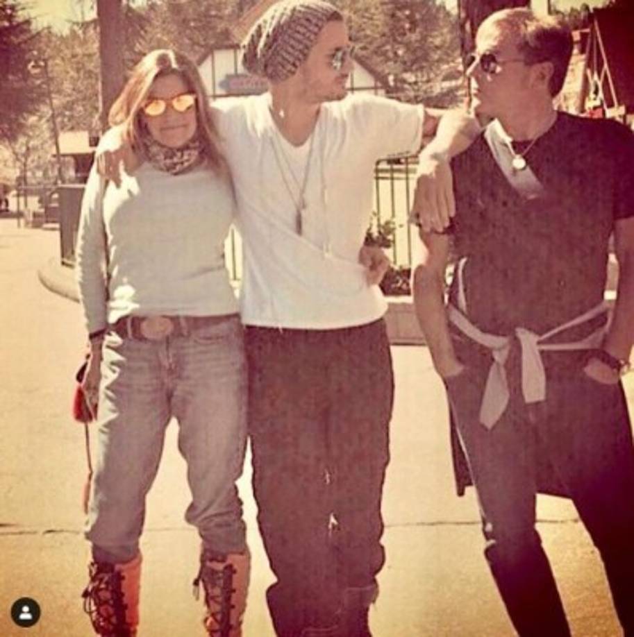 La pareja se casó al estilo polinesio el 30 de agosto de 1989 en una playa de Puerto La Cruz, Venezuela. Tiene cinco hijos, que se han dedicado a la música, y cuatro nietos.