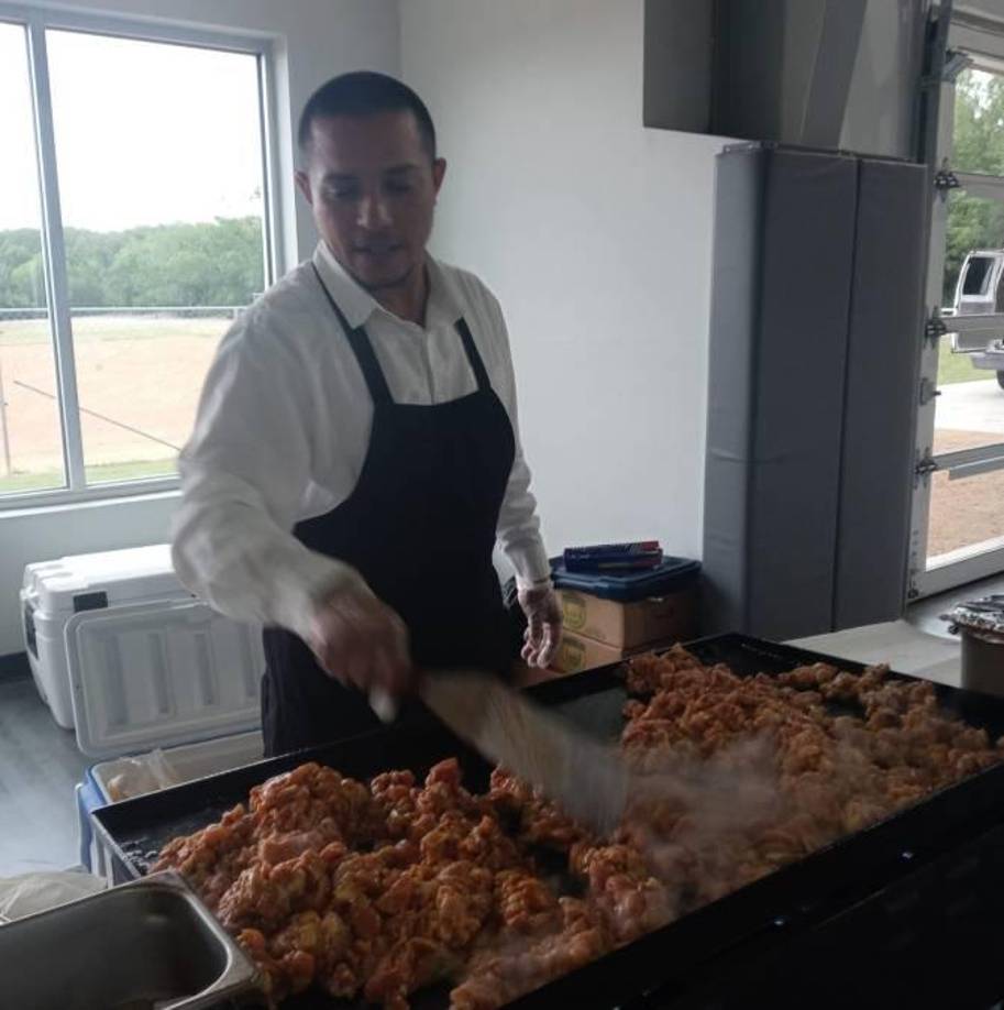 Adrián tenía 17 años de vivir en Estados Unidos, en donde trabajaba día y noche para mantener a sus 10 hijos.