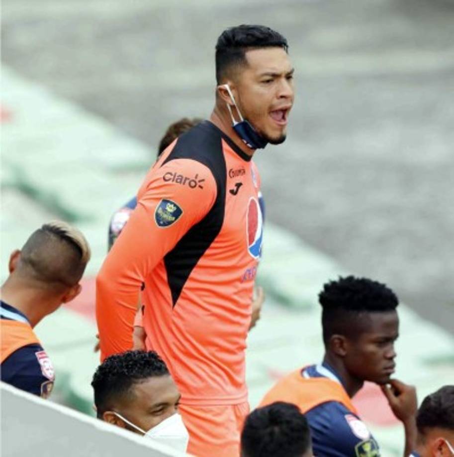 Diego Vázquez también se refirió al portero Marlon Licona, quien quiere salir del Motagua en busca de más minutos. “Tiene esa posibilidad, es bueno que salga y juegue. Le conviene estar en un equipo donde juegue porque es de selección, tiene contrato por un año, pero vamos a ver si es deseo de salir. Es un tipo excelente, cuando ha jugado lo ha hecho bien. Un arquero necesita jugar y más ahora que está en la Bicolor y puede ir a un Mundial, le ha dado mucho a la institución y no queremos a alguien incómodo, pero eso no quiere decir que no estemos bien con su trabajo”.