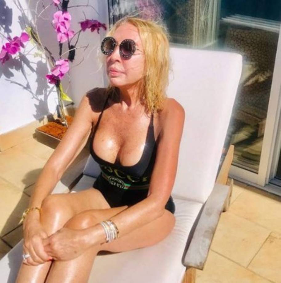 Y para muestra de ello, esta foto reciente en la que luce su figura en un sexy traje de baño que tiene escote pronunciado.