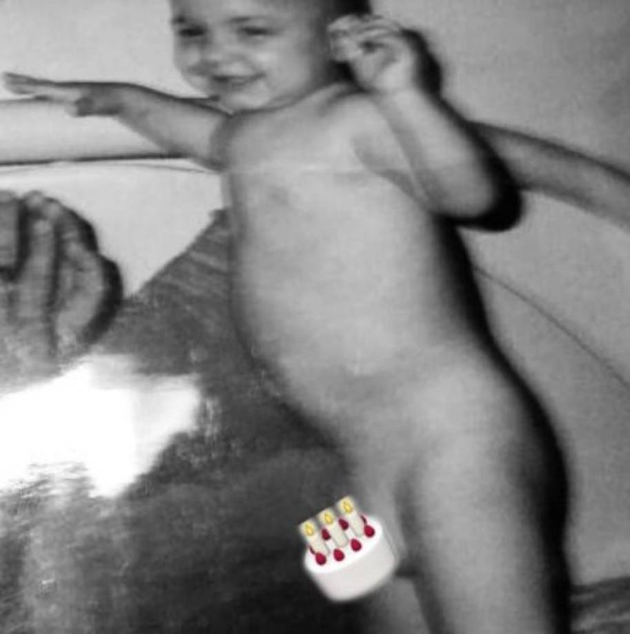 Entre las fotografías estaba una de Maluma posando como Dios lo trajo al mundo cuando apenas era un bebé, '01/28/94', se limitó a escribir junto a la imagen en donde sus fanáticos dejaron sus buenos deseos.