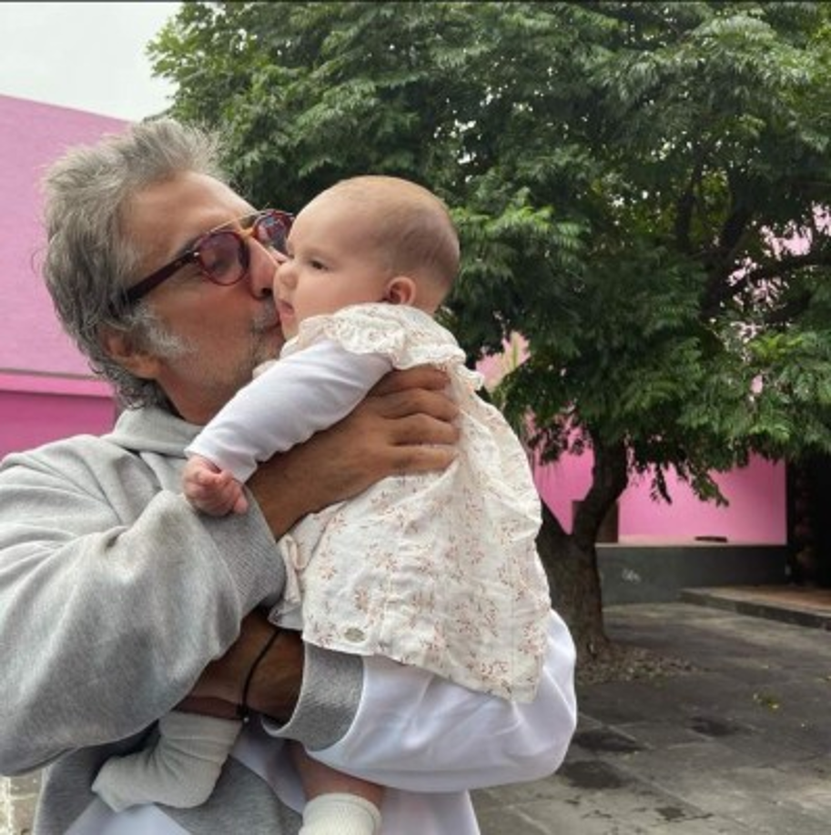 'Una visita inesperada ¡la más hermosa! #Cayetana', escribió el cantante al pie de varias fotografías que compartió en la red social.