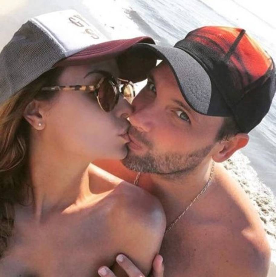 Borguetti, también presentador de TV Azteca, confirmó horas más tarde que, como lo sospechaba, también tiene coronavirus. 'Me siento perfectamente bien, parece que estoy asintomático… por ahora', aunque no se explica cómo se contagió, ya que ha sido 'obsesivo' tomando las medidas para no contagiarse.