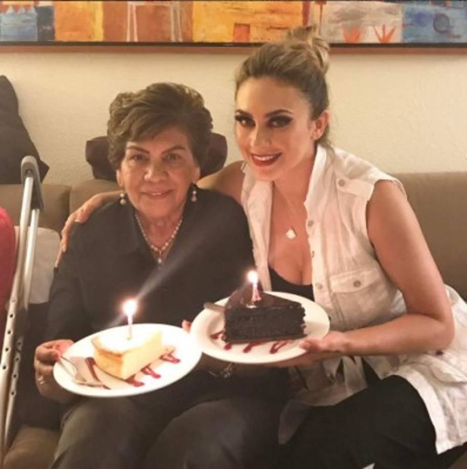 Aracely Arámbula celebró con su madre.